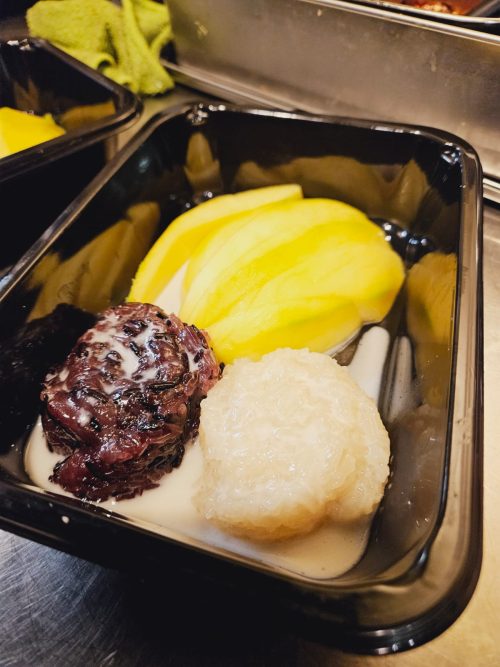 29 - "Khao Niao Mamuang" Riso con latte di cocco e mango
